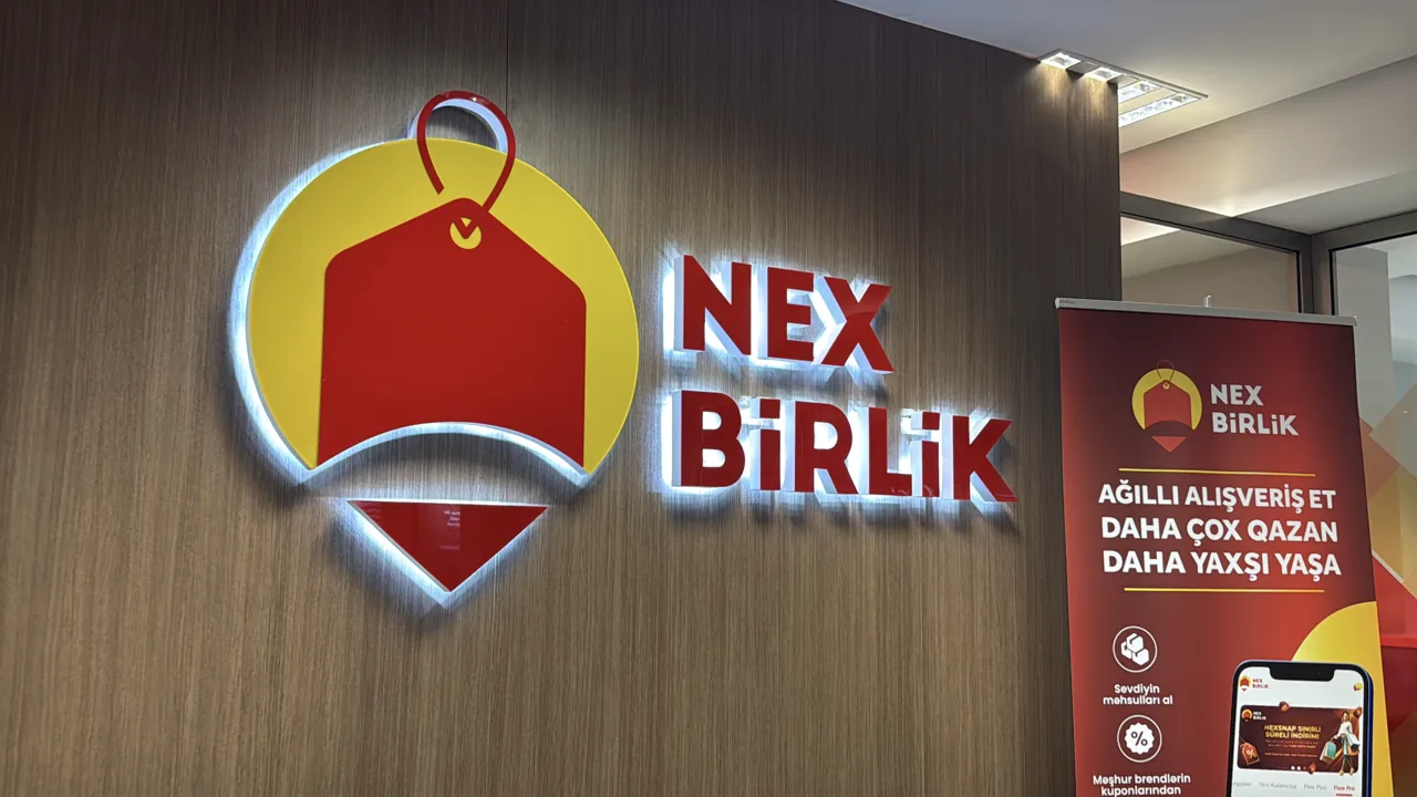 NexBirlik divar nişanı və təqdimat stendi