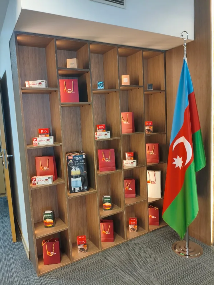 Azərbaycan bayrağı yanında məhsul vitrini