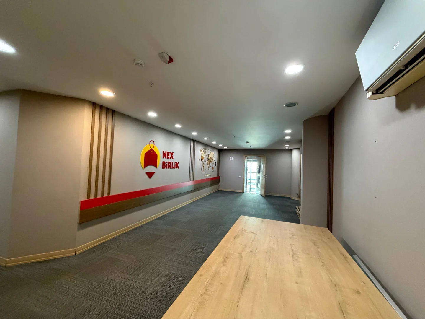 NexBirlik loqosu olan boş ofis dəhlizi