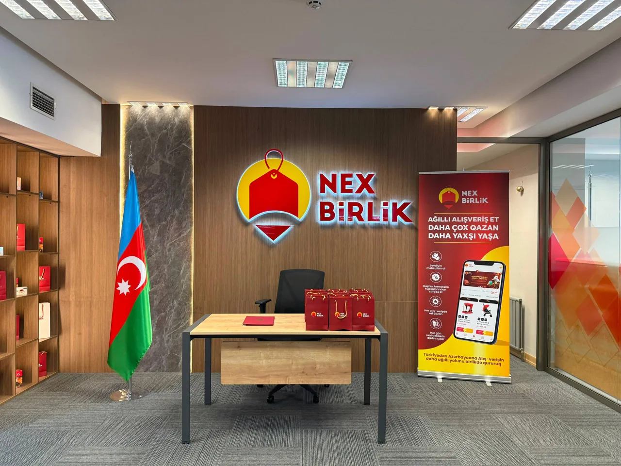 Brend nişanı, təqdimat stendi və masa